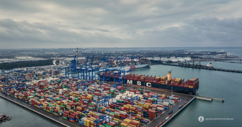 Baltic Hub obsłużył jednocześnie dwa oceaniczne kontenerowce - GospodarkaMorska.pl