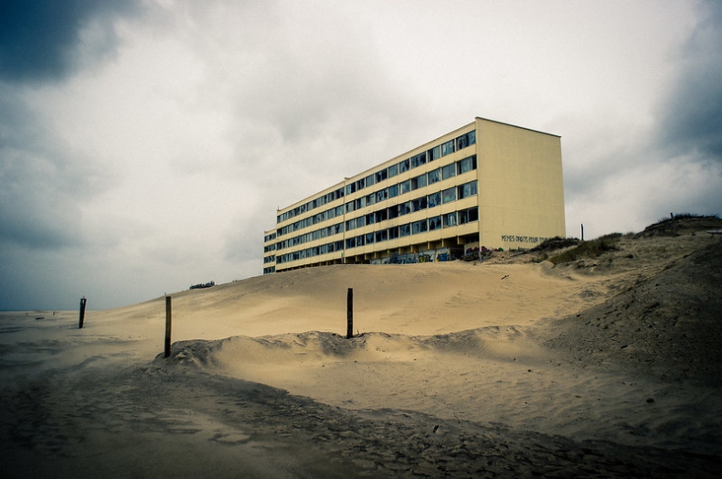 We Francji burzą blok stojący na plaży, bo zagraża mu wzrost poziomu morza - GospodarkaMorska.pl