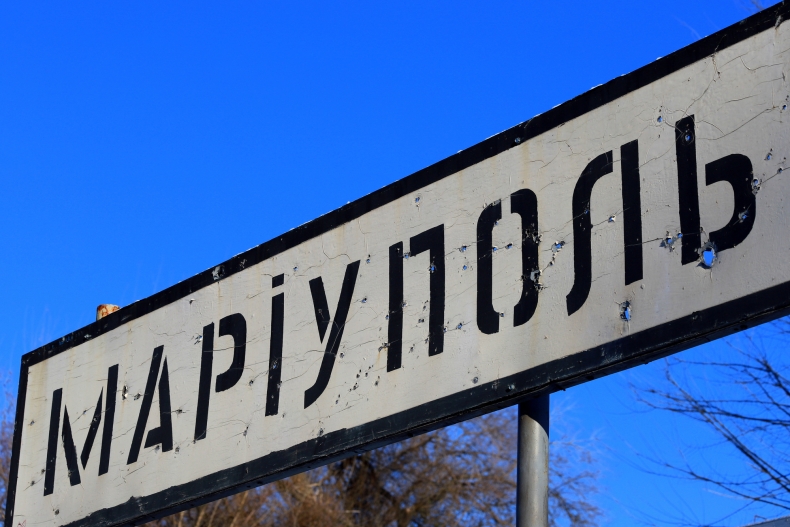 Ukraiński ostrzał magazynów amunicji w okupowanym Mariupolu - GospodarkaMorska.pl