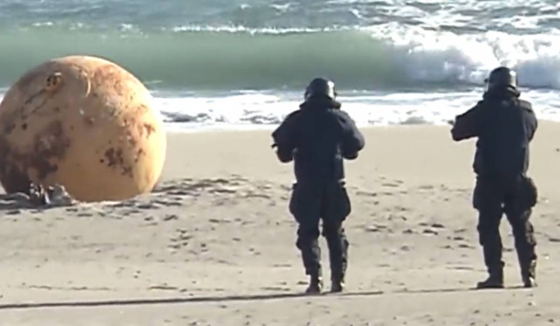 Japońskie władze badają tajemniczą metalową kulę znalezioną na plaży - GospodarkaMorska.pl