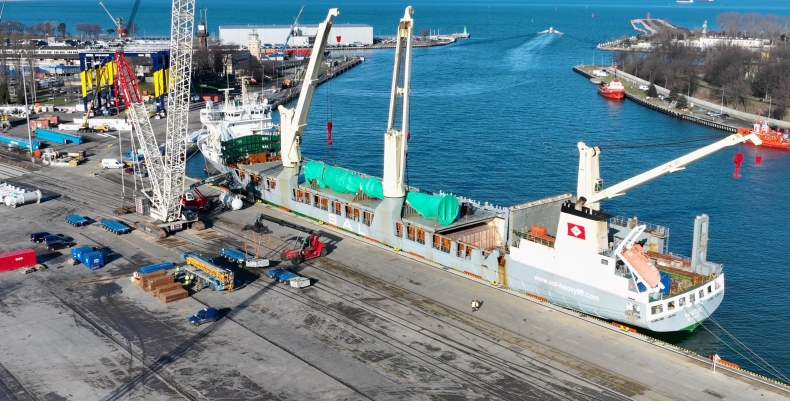 Elementy nowej instalacji Orlenu przypływają do Portu Gdańsk, dalej płyną Wisłą - GospodarkaMorska.pl