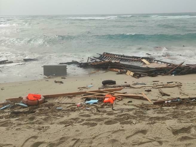 Około 40 migrantów zginęło u brzegów Kalabrii - GospodarkaMorska.pl