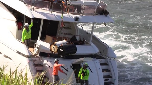 Służby przygotowują się do usunięcia jachtu w pobliżu Hawajów. Wezwano śmigłowiec - GospodarkaMorska.pl