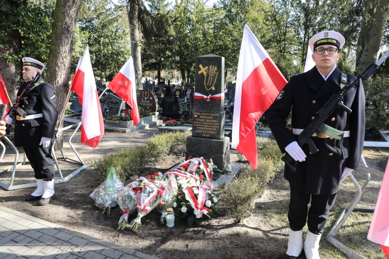 Marynarka Wojenna upamiętniła Żołnierzy Wyklętych - GospodarkaMorska.pl
