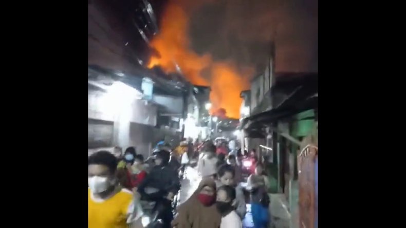 Indonezja. Olbrzymi pożar magazynu paliw w Dżakarcie, są zabici i ranni [WIDEO] - GospodarkaMorska.pl