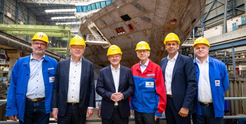 Olaf Scholz z wizytą w Mayer Werft w Papenburgu. Niemiecki rząd angażuje się w pomoc stoczni - GospodarkaMorska.pl