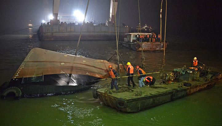 Chiny potwierdzają śmierć 21 osób w wyniku zatonięcia holownika na rzece Jangcy - GospodarkaMorska.pl