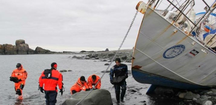 Uszkodzony Polonus na brzegu, załoga już w Polsce. Koniec wyprawy Shackleton 2014 - GospodarkaMorska.pl