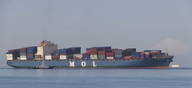 Japońskie holowniki spychają kontenerowiec MOL Express z mielizny - GospodarkaMorska.pl