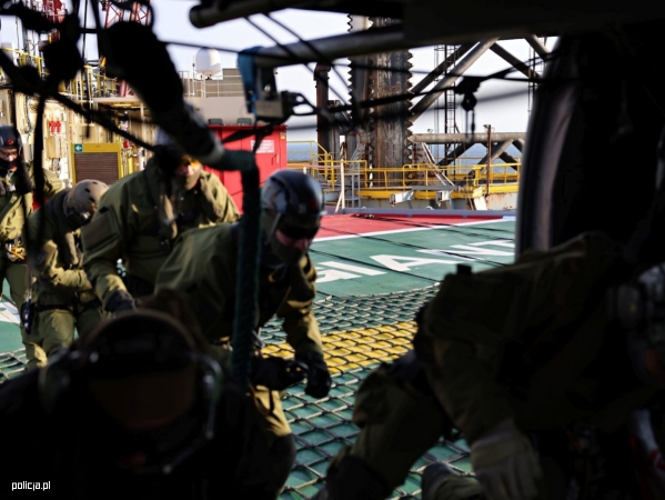 Black Hawk w akcji nad Bałtykiem. Kontrterroryści ćwiczyli z wykorzystaniem policyjnego śmigłowca [WIDEO, ZDJĘCIA]-GospodarkaMorska.pl