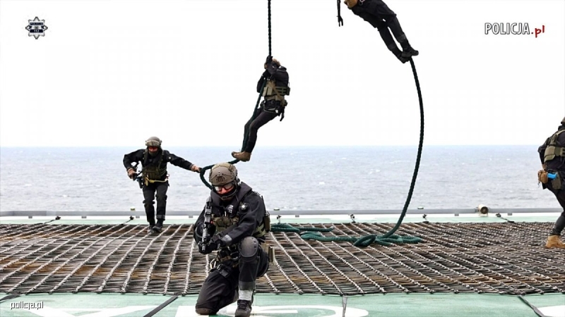 Black Hawk w akcji nad Bałtykiem. Kontrterroryści ćwiczyli z wykorzystaniem policyjnego śmigłowca [WIDEO, ZDJĘCIA]-GospodarkaMorska.pl