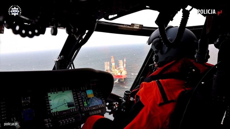 Black Hawk w akcji nad Bałtykiem. Kontrterroryści ćwiczyli z wykorzystaniem policyjnego śmigłowca [WIDEO, ZDJĘCIA]-GospodarkaMorska.pl