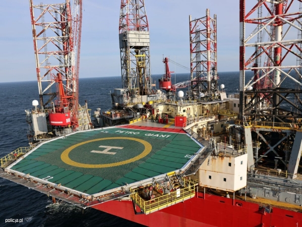 Black Hawk w akcji nad Bałtykiem. Kontrterroryści ćwiczyli z wykorzystaniem policyjnego śmigłowca [WIDEO, ZDJĘCIA]-GospodarkaMorska.pl