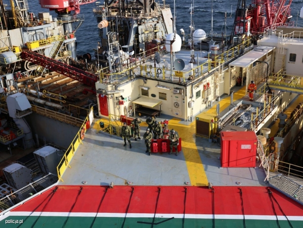 Black Hawk w akcji nad Bałtykiem. Kontrterroryści ćwiczyli z wykorzystaniem policyjnego śmigłowca [WIDEO, ZDJĘCIA]-GospodarkaMorska.pl