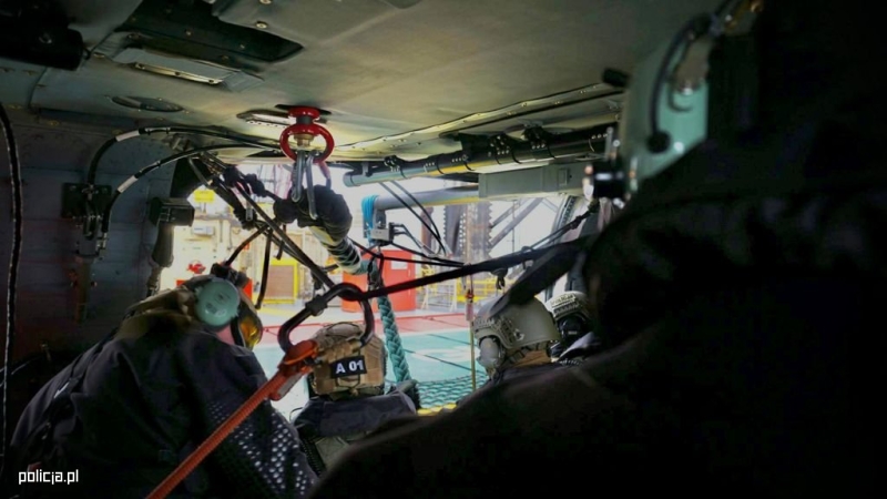 Black Hawk w akcji nad Bałtykiem. Kontrterroryści ćwiczyli z wykorzystaniem policyjnego śmigłowca [WIDEO, ZDJĘCIA]-GospodarkaMorska.pl