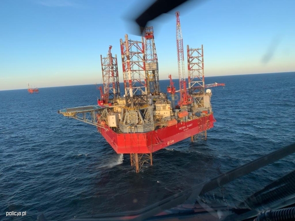 Black Hawk w akcji nad Bałtykiem. Kontrterroryści ćwiczyli z wykorzystaniem policyjnego śmigłowca [WIDEO, ZDJĘCIA]-GospodarkaMorska.pl