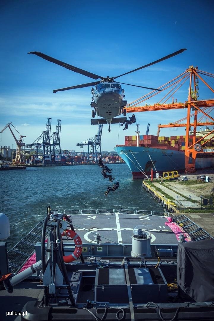 Black Hawk w akcji nad Bałtykiem. Kontrterroryści ćwiczyli z wykorzystaniem policyjnego śmigłowca [WIDEO, ZDJĘCIA]-GospodarkaMorska.pl