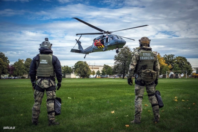Black Hawk w akcji nad Bałtykiem. Kontrterroryści ćwiczyli z wykorzystaniem policyjnego śmigłowca [WIDEO, ZDJĘCIA]-GospodarkaMorska.pl