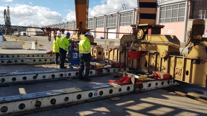 Zgrany duet OT Port Gdynia z Port Consultants. Jak przebiegało przesunięcie żurawia o masie 236 ton? [ZDJĘCIA]-GospodarkaMorska.pl