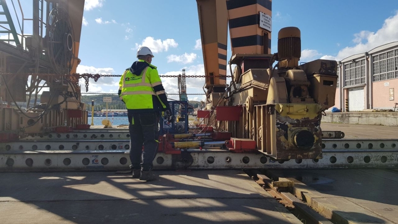 Zgrany duet OT Port Gdynia z Port Consultants. Jak przebiegało przesunięcie żurawia o masie 236 ton? [ZDJĘCIA]-GospodarkaMorska.pl