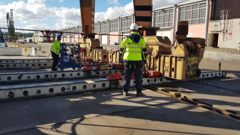 Zgrany duet OT Port Gdynia z Port Consultants. Jak przebiegało przesunięcie żurawia o masie 236 ton? [ZDJĘCIA]-GospodarkaMorska.pl