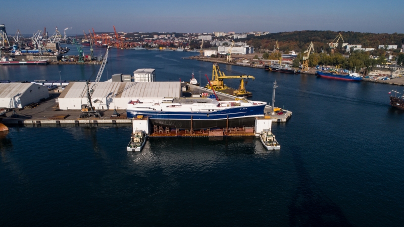 Ponad 90-metrowy statek rybacki zwodowano w stoczni Karstensen Shipyard Gdynia [foto, wideo]-GospodarkaMorska.pl