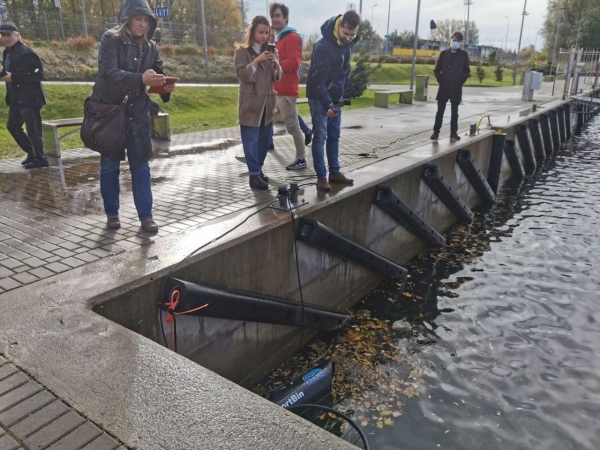 Morski kosz wyłowi śmieci z portu w Kołobrzegu-GospodarkaMorska.pl