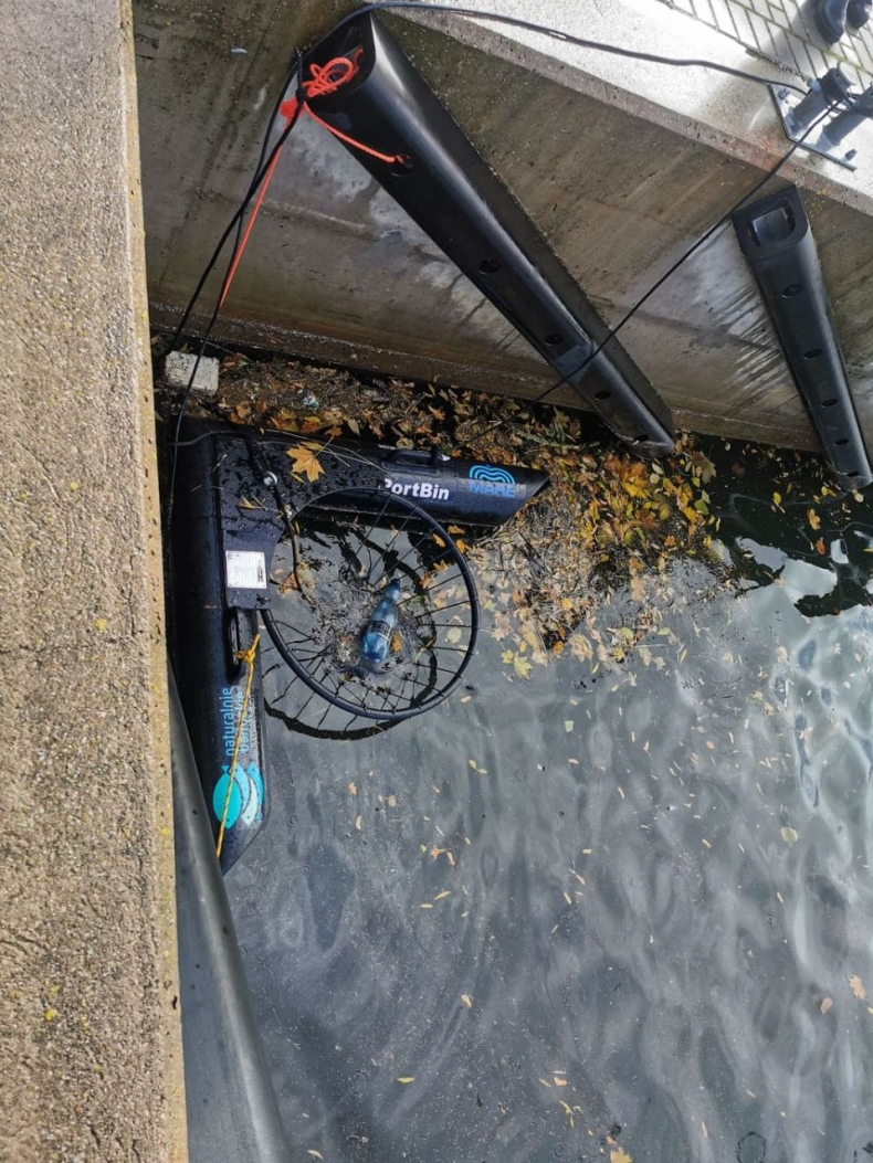 Morski kosz wyłowi śmieci z portu w Kołobrzegu-GospodarkaMorska.pl