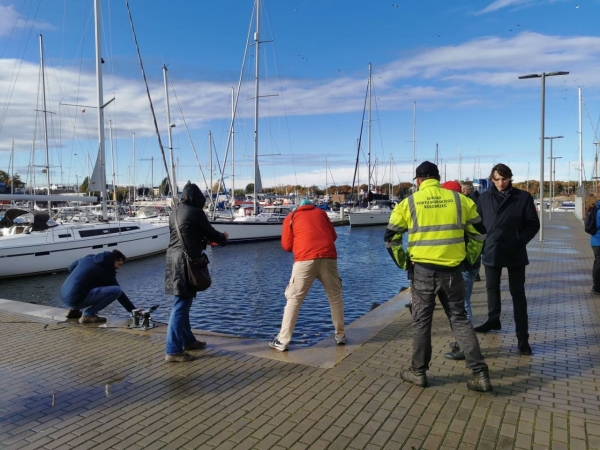 Morski kosz wyłowi śmieci z portu w Kołobrzegu-GospodarkaMorska.pl