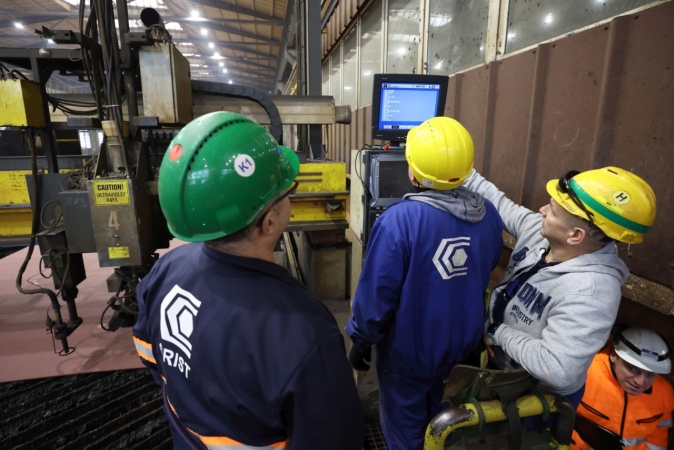 Crist: cięcie blach pod specjalistyczny statek do budowy tunelu [ZDJĘCIA]-GospodarkaMorska.pl