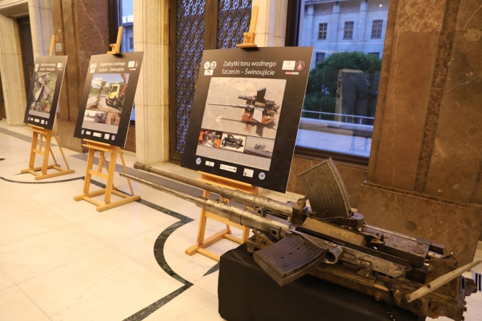 Pogłębianie toru Świnoujście-Szczecin: wydobyte zabytki pokazane w Warszawie-GospodarkaMorska.pl