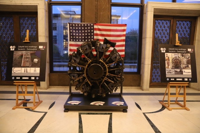 Pogłębianie toru Świnoujście-Szczecin: wydobyte zabytki pokazane w Warszawie-GospodarkaMorska.pl