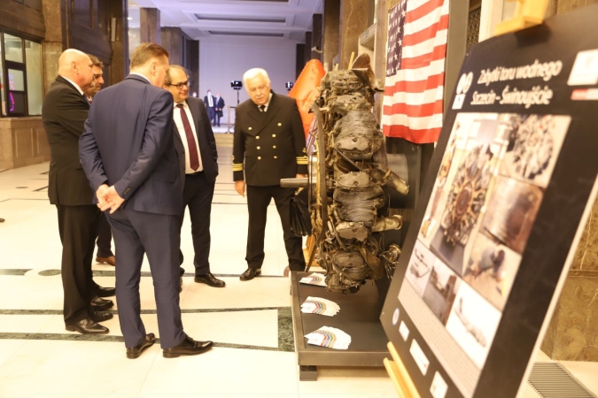 Pogłębianie toru Świnoujście-Szczecin: wydobyte zabytki pokazane w Warszawie-GospodarkaMorska.pl
