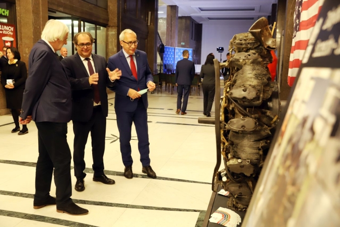 Pogłębianie toru Świnoujście-Szczecin: wydobyte zabytki pokazane w Warszawie-GospodarkaMorska.pl