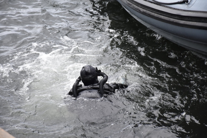 Niewybuch w Porcie Gdynia. Nurkowie-minerzy z 13. Dywizjonu Trałowców wydobyli pocisk artyleryjski [ZDJĘCIA]-GospodarkaMorska.pl