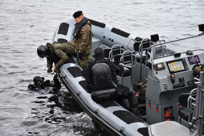 Niewybuch w Porcie Gdynia. Nurkowie-minerzy z 13. Dywizjonu Trałowców wydobyli pocisk artyleryjski [ZDJĘCIA]-GospodarkaMorska.pl