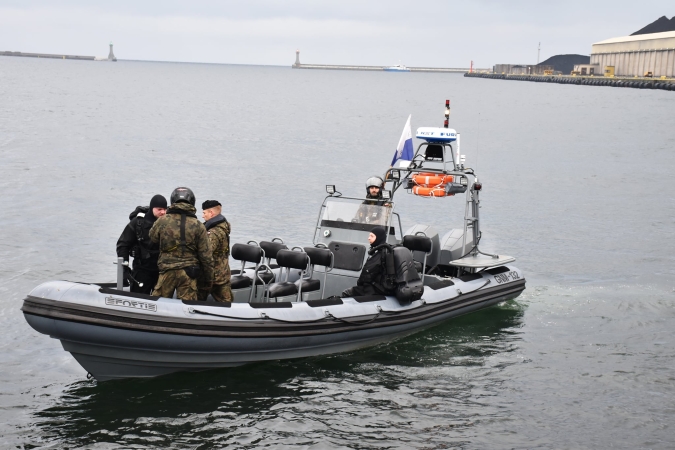 Niewybuch w Porcie Gdynia. Nurkowie-minerzy z 13. Dywizjonu Trałowców wydobyli pocisk artyleryjski [ZDJĘCIA]-GospodarkaMorska.pl