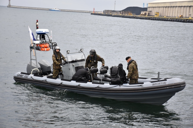 Niewybuch w Porcie Gdynia. Nurkowie-minerzy z 13. Dywizjonu Trałowców wydobyli pocisk artyleryjski [ZDJĘCIA]-GospodarkaMorska.pl