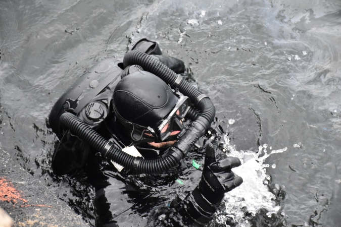 Niewybuch w Porcie Gdynia. Nurkowie-minerzy z 13. Dywizjonu Trałowców wydobyli pocisk artyleryjski [ZDJĘCIA]-GospodarkaMorska.pl