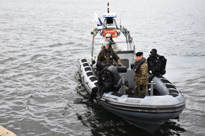 Niewybuch w Porcie Gdynia. Nurkowie-minerzy z 13. Dywizjonu Trałowców wydobyli pocisk artyleryjski [ZDJĘCIA]-GospodarkaMorska.pl