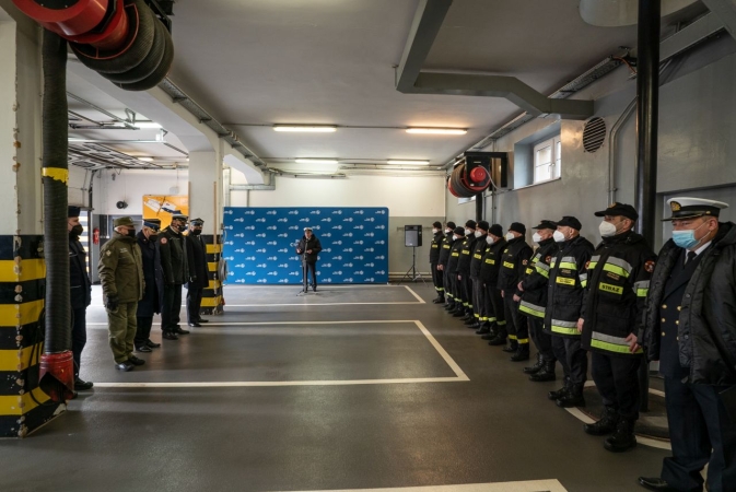 Portowa Straż Pożarna w Gdyni ma unikalny pojazd ratowniczo-gaśniczy. Specjalizacja: LNG [WIDEO, ZDJĘCIA]-GospodarkaMorska.pl