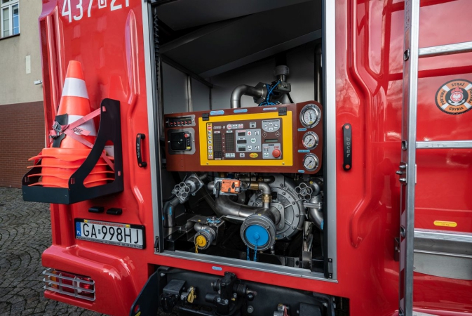 Portowa Straż Pożarna w Gdyni ma unikalny pojazd ratowniczo-gaśniczy. Specjalizacja: LNG [WIDEO, ZDJĘCIA]-GospodarkaMorska.pl