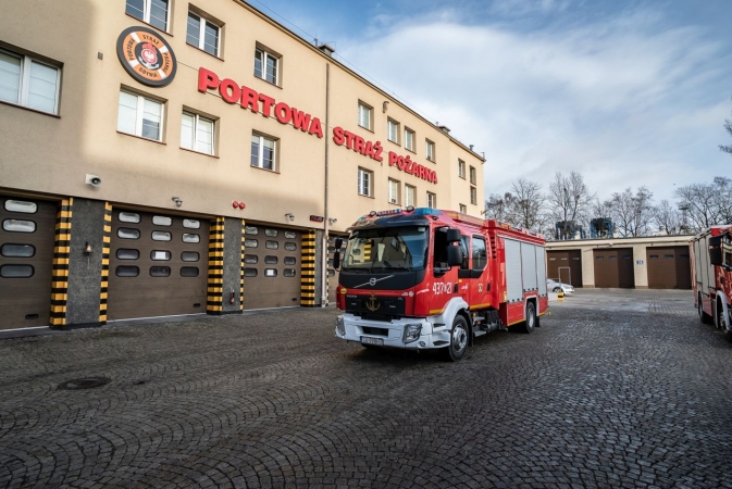 Portowa Straż Pożarna w Gdyni ma unikalny pojazd ratowniczo-gaśniczy. Specjalizacja: LNG [WIDEO, ZDJĘCIA]-GospodarkaMorska.pl