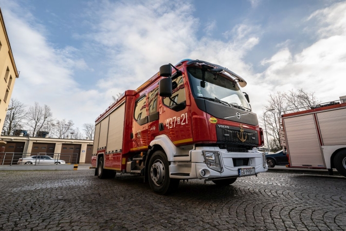 Portowa Straż Pożarna w Gdyni ma unikalny pojazd ratowniczo-gaśniczy. Specjalizacja: LNG [WIDEO, ZDJĘCIA]-GospodarkaMorska.pl