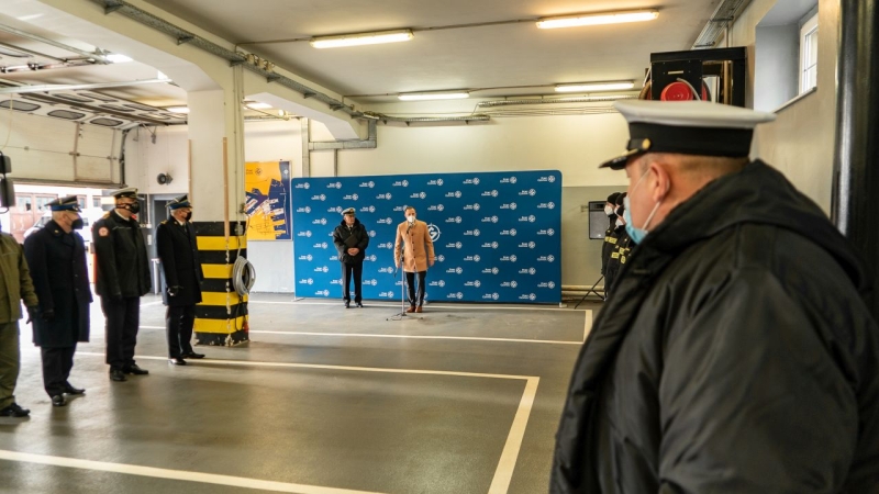 Portowa Straż Pożarna w Gdyni ma unikalny pojazd ratowniczo-gaśniczy. Specjalizacja: LNG [WIDEO, ZDJĘCIA]-GospodarkaMorska.pl