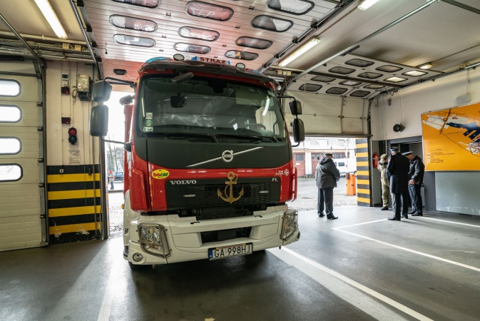 Portowa Straż Pożarna w Gdyni ma unikalny pojazd ratowniczo-gaśniczy. Specjalizacja: LNG [WIDEO, ZDJĘCIA]-GospodarkaMorska.pl