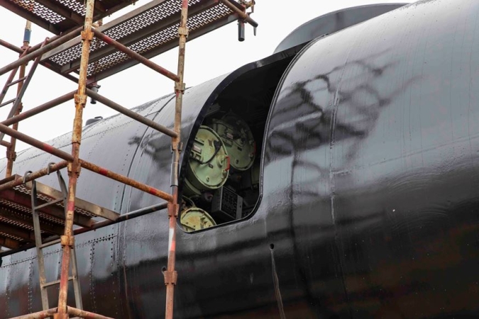 Ile waży Sokół? Słynny okręt szykowany na ekspozycję [ZDJĘCIA]-GospodarkaMorska.pl