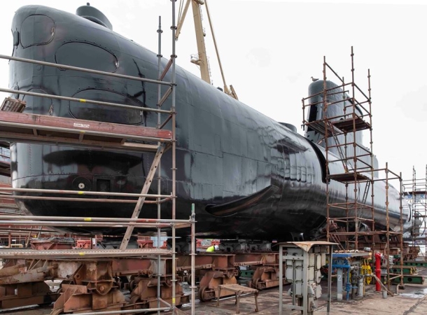 Ile waży Sokół? Słynny okręt szykowany na ekspozycję [ZDJĘCIA]-GospodarkaMorska.pl