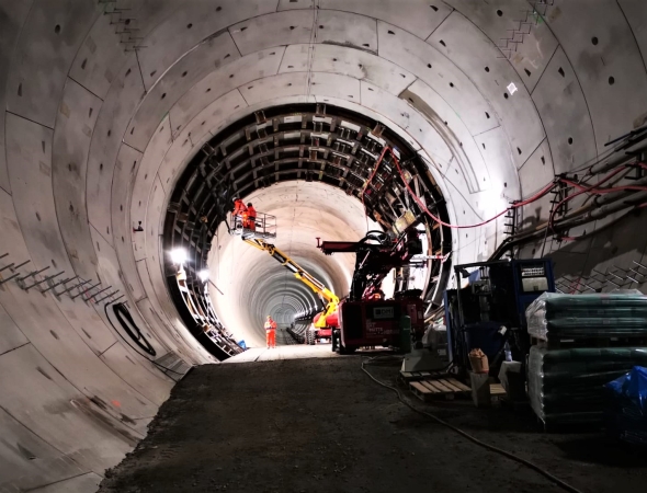 Prace przy przygotowaniu do mrożenia-GospodarkaMorska.pl