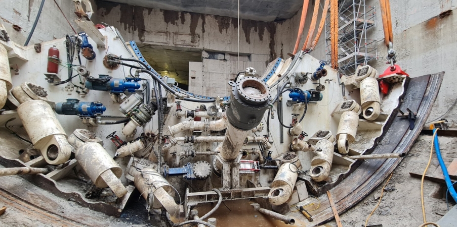 Maszyna TBM w szybie odbiorczym - demonaż-GospodarkaMorska.pl